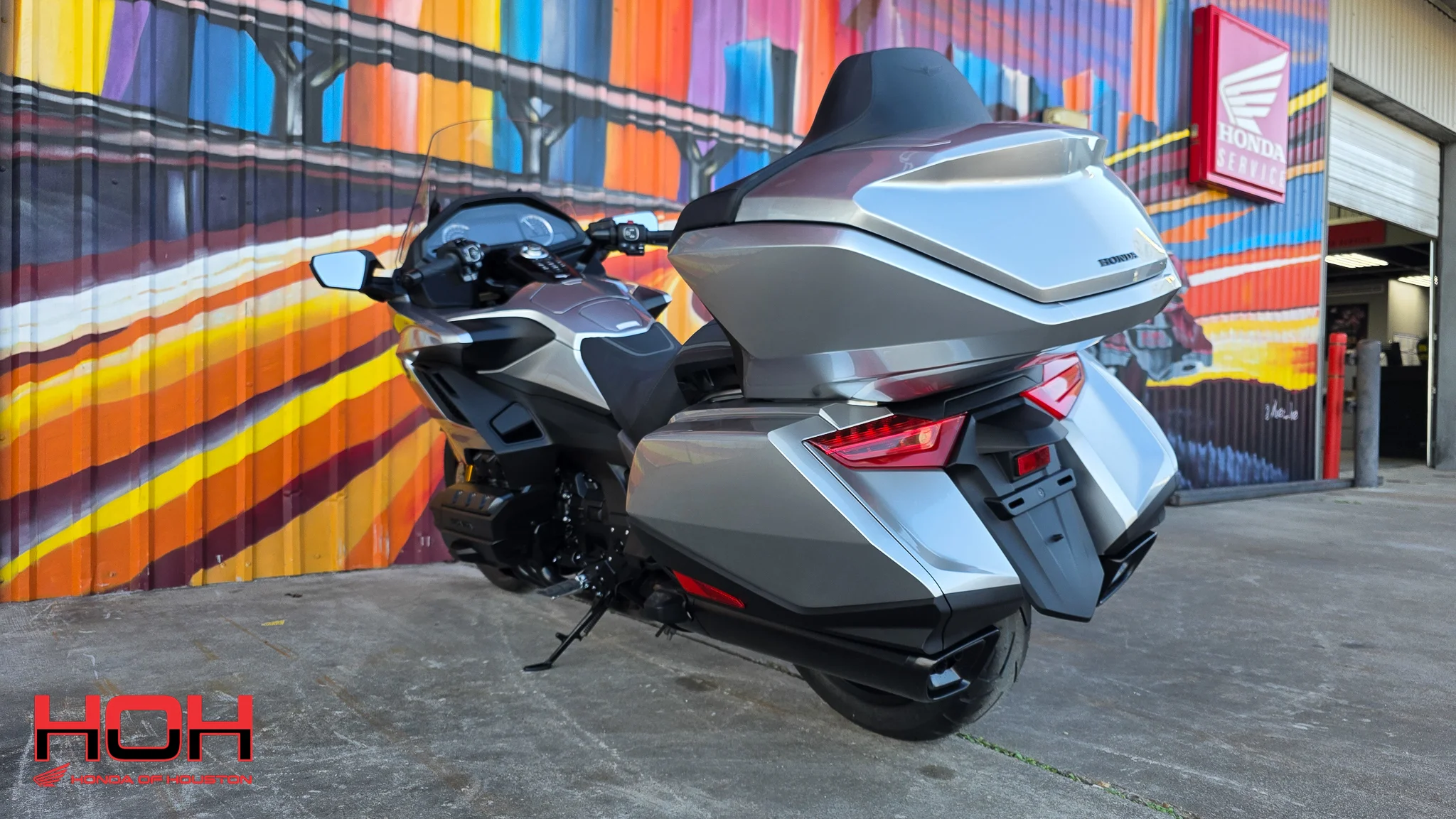 2025 HONDA Gold Wing Tour Automatic DCT in SILVER - view 6