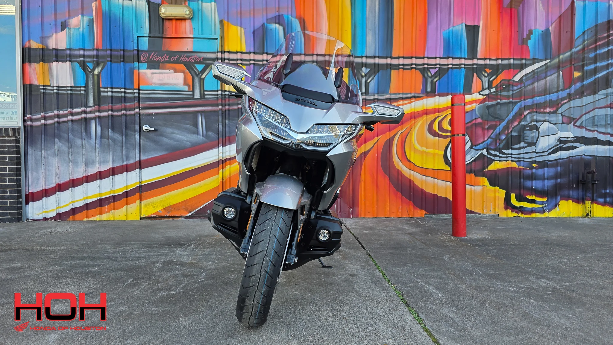 2025 HONDA Gold Wing Tour Automatic DCT in SILVER - view 3