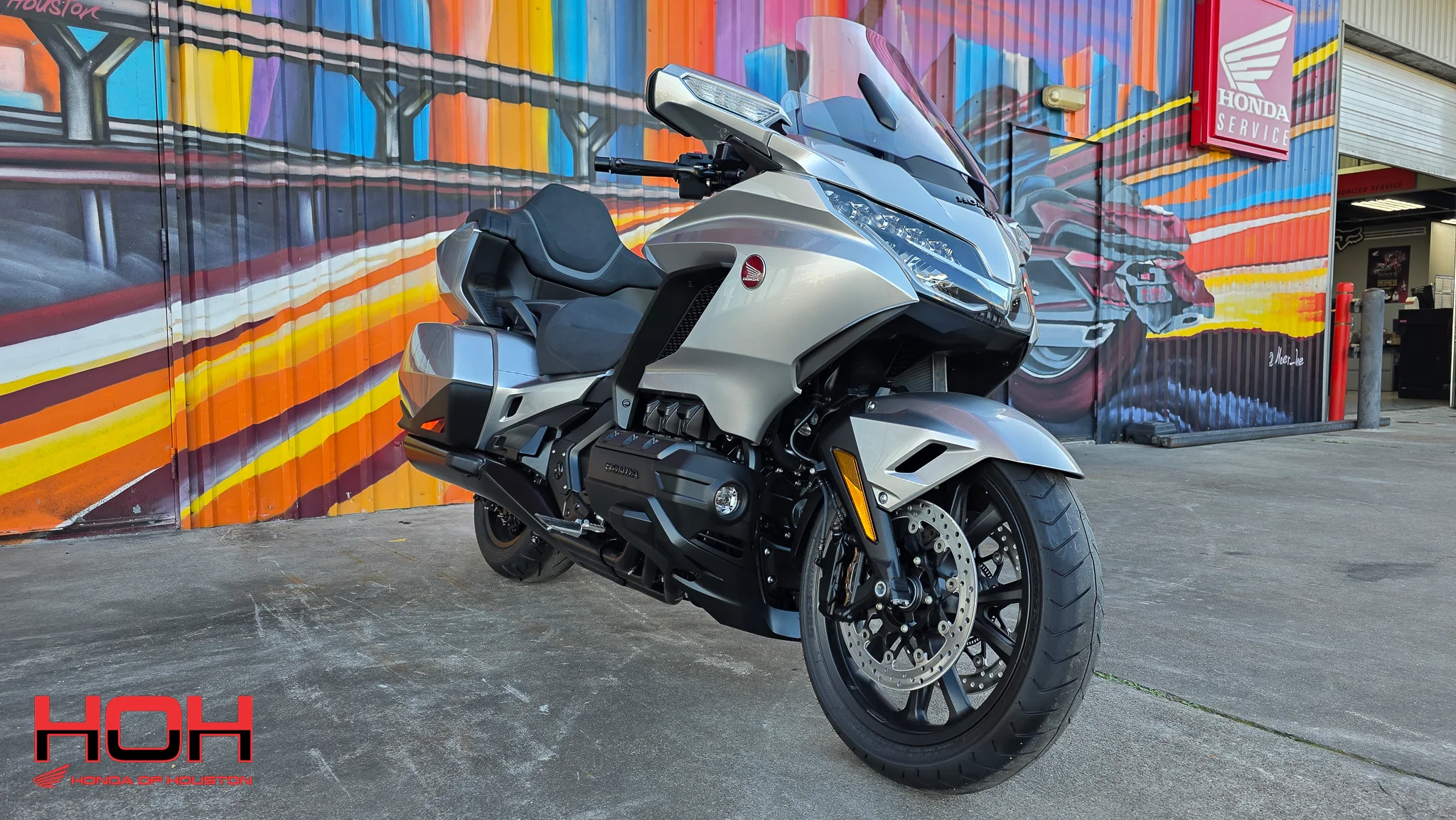 2025 HONDA Gold Wing Tour Automatic DCT in SILVER - view 2