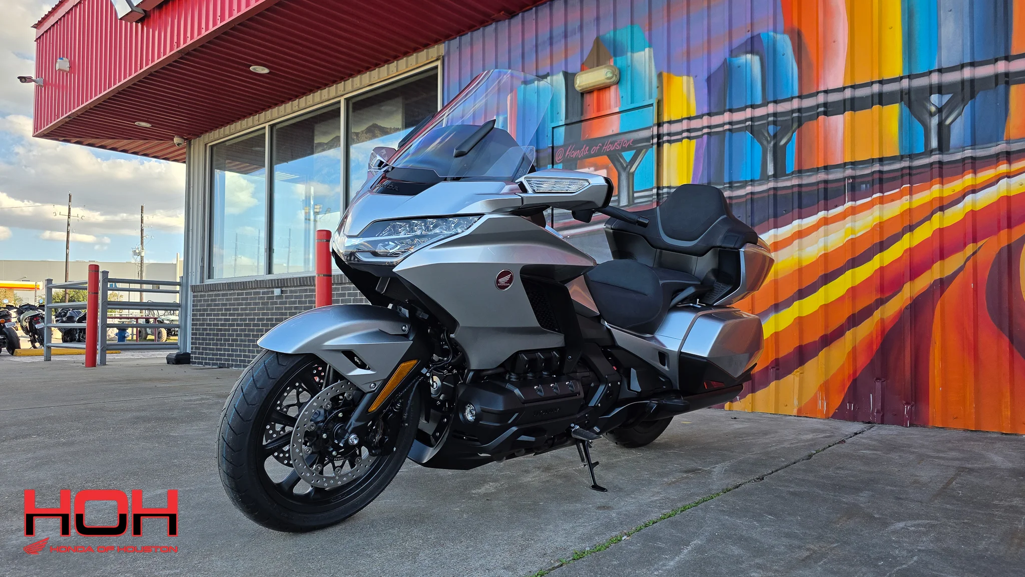 2025 HONDA Gold Wing Tour Automatic DCT in SILVER - view 4